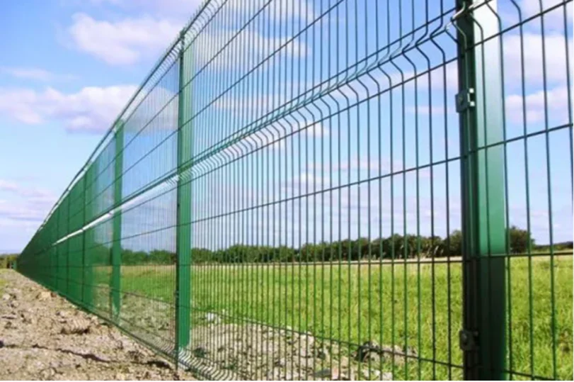 Curvy welded fence