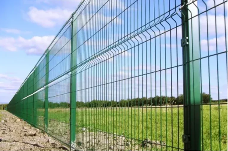 Curved welded fence
