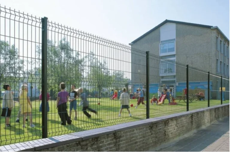 Curvy welded fence