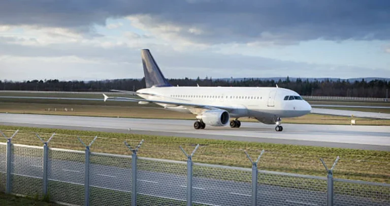 What Are the Precautions When Installing an Airport Fence